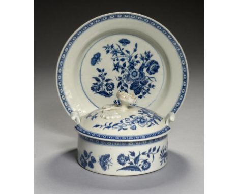 A WORCESTER BLUE AND WHITE BUTTER TUB, COVER AND STAND, C1780  transfer printed with the Three Flowers pattern, stand 16.5cm 