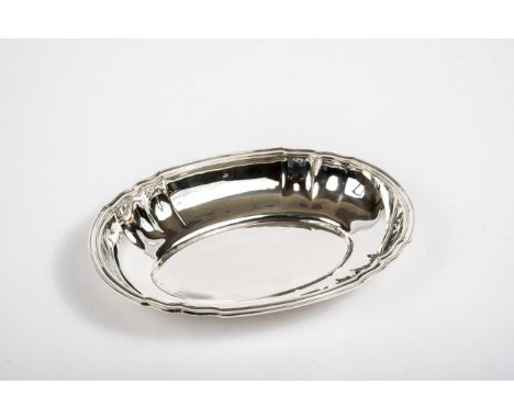 Tafelschale , Delheid-Freres, Belgien  835er Silber. Schlichte ovale Form mit Chippendale Rand. L.: 29 cm, Gew.: 403 g.