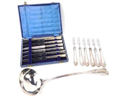 A set of six George VI silver handled fruit knives, cased, Sheffield 1947, together with six plated fiddle and shell fruit fo