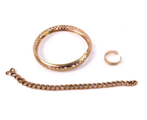 A 9ct three colour gold torc ring, size S, a section of 9ct rose gold curb link chain, 8.0g, and a pierced yellow metal bangl