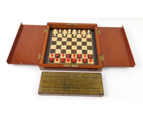 An early 20thC travelling chess set, the rosewood and boxwood board holding ivory chess pieces, mahogany cased, board 22.5cm 