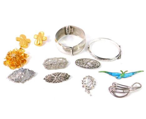 Silver and costume jewellery, including two bangles, Art Deco style double brooch, Stratnoid enamel bird brooch, and a marcas