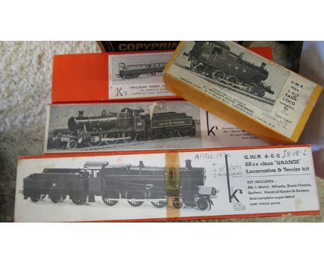 A quantity of vintage model railway accessories, trains, and diecast vehicles to include GWR empty train boxes and three tran