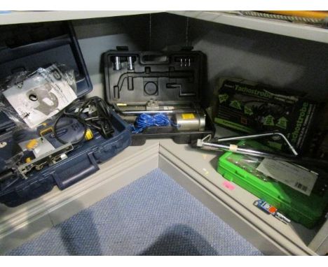 A small group of miscellaneous tools to include a 25 piece socket set, boxed 