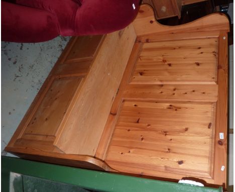 Large pine bench with lift up seat