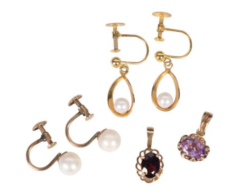 A group of 9ct gold jewellery, including 2 pairs of pearl earrings with screw-back fittings, and 2 unmarked pendants 