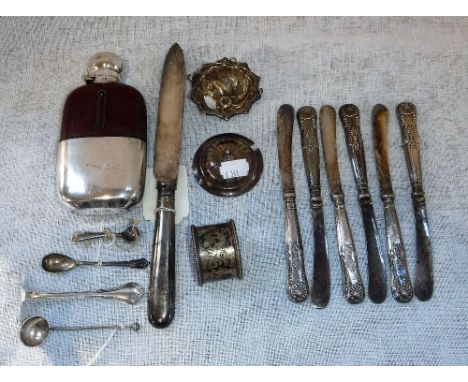 AN EDWARDIAN GLASS HIP FLASK with silver plated mounts, a set of six silver handled butter knives and other items