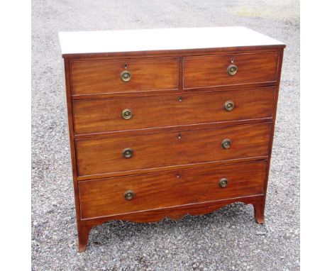 REGENCY MAHOGANY CHEST WITH A CROSS BANDED TOP, TWO DRAWERS AND THREE GRADUATED LONG DRAWERS, ON SPLAYED FEET  (104cm x 107.5