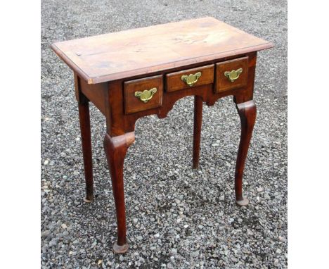 GEORGE II STYLE WALNUT LOWBOY WITH A CROSSBANDED QUARTERED TOP AND THREE DRAWERS, ON CABRIOLE LEGS (69cm x 68.5cm x 38cm)