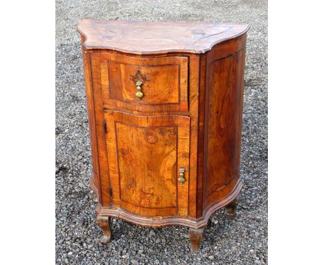 EARLY 19th CENTURY CONTINENTAL WALNUT SERPENTINE SHAPED COMMODE WITH INLAID STRINGING AND BANDING, DRAWER AND PANEL DOOR BELO