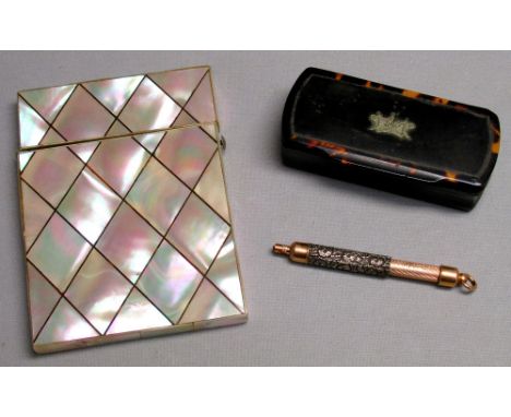 19th CENTURY FRENCH MOTHER-OF-PEARL FLIP TOP CARD CASE, PRESS BUTTON OPENING (H: 10.4cm) TOGETHER WITH A GOLD PLATED DIP PEN 