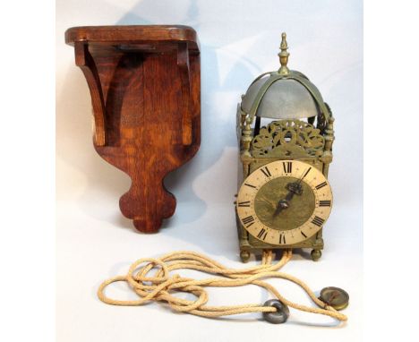 CHARLES II STYLE BRASS LANTERN CLOCK WITH PENDULUM (H: 38cm) WITH AN OAK BRACKET (35.5cm)