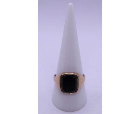 9ct gold and jet gents ring - Size T 