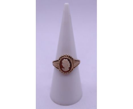 9ct gold cameo set ring - Approx weight 3g - Size M 