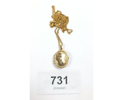 A 9ct gold photo locket and chain, 3.8g 