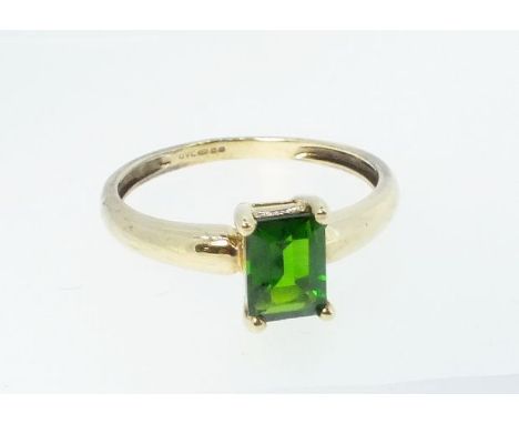 A 9 carat gold ring set rectangular cut green stone, size O, 1.8g 