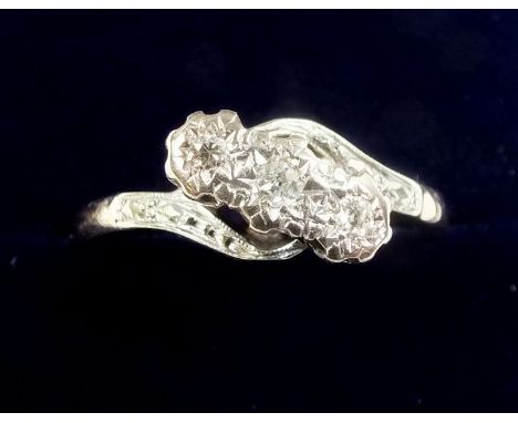 An 18 carat gold three stone illusion set diamond ring, size S, 3.2g 