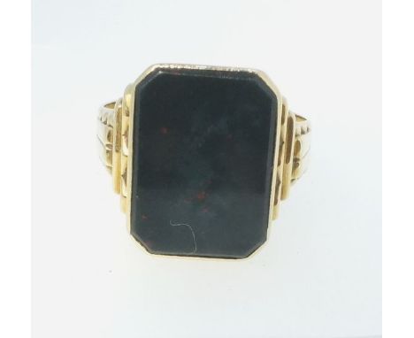 A 14 carat gold gents ring set bloodstone, 48g, size V 