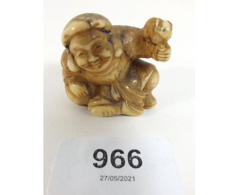 A Japanese ivory Netsuke of a man with rat, 3.7cm high 