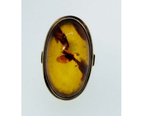 A yellow metal "333" standard oval amber ring, size N/Q 