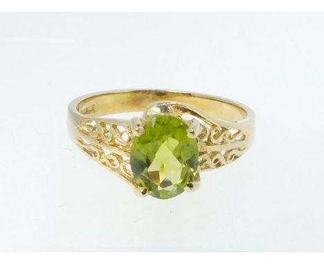 A 9ct gold and peridot ring, 2.1g, size M 