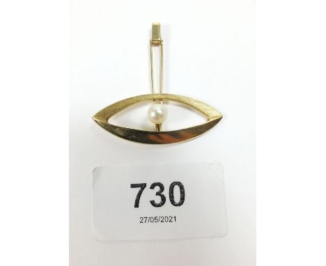 A 14 carat gold vintage pendant in the form of an eye, set with pearl, 4.2g 