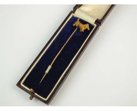 A yellow metal stick pin with Terrier terminal, not stamped, weight approx 3.2g, within box