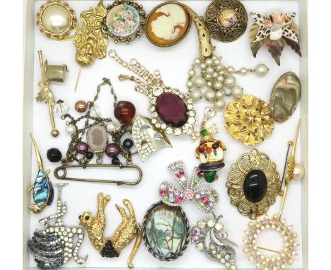 Mixed selection of brooches to include a safety pin design and stone set examples. P&amp;P Group 1 (£14+VAT for the first lot