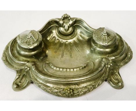 White metal inkwell with detailing, L: 22 cm. P&amp;P Group 1 (£14+VAT for the first lot and £1+VAT for subsequent lots) 