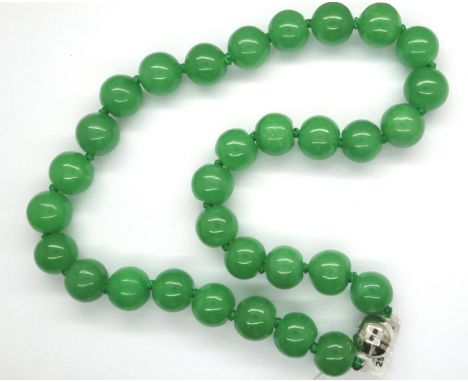 Modern Jade bead necklace, L: 26 cm, 188g. P&amp;P Group 1 (£14+VAT for the first lot and £1+VAT for subsequent lots) 