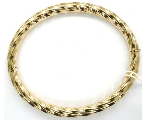 9ct gold snap bangle, D: 70 mm, 16.8g. Clasp is smooth with minimal wobble when open, closes with a positive click, is secure