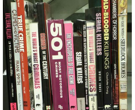 Shelf of mixed crime books. P&amp;P Group 2 (£18+VAT for the first lot and £3+VAT for subsequent lots) 