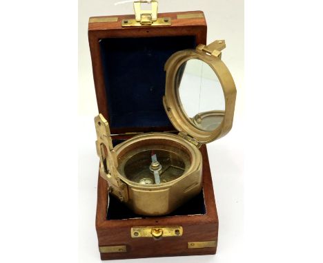 Brass folding compass in a hard wood case, 60 mm. P&amp;P Group 1 (£14+VAT for the first lot and £1+VAT for subsequent lots) 