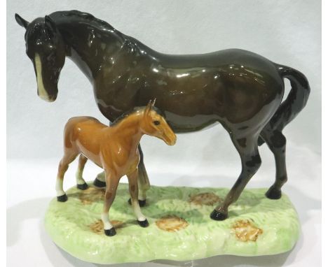 Beswick mare and foal on ceramic base, H: 20 cm. P&amp;P Group 2 (£18+VAT for the first lot and £3+VAT for subsequent lots) 