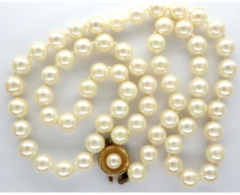 Pearl choker with 9ct gold clasp, L: 45 cm. P&amp;P Group 1 (£14+VAT for the first lot and £1+VAT for subsequent lots) 
