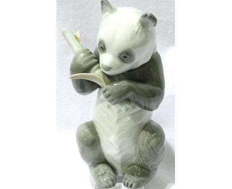 Nao panda eating bamboo, H: 19 cm. No cracks, chips or visible restoration, glazing is in good condition. P&amp;P Group 1 (£1