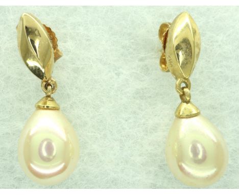 Pair of 9ct gold pearl drop earrings, combined 4.1g. P&amp;P Group 1 (£14+VAT for the first lot and £1+VAT for subsequent lot