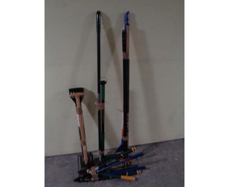 Five bundles of assorted garden tools 