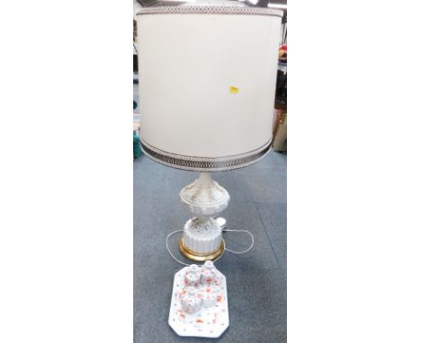 An Imari style part dressing table set, and a cream finish table lamp with shade. 