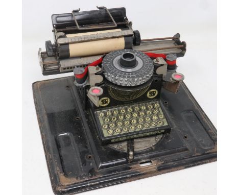 Royal Junior 1930's typewriter with case. UK P&amp;P Group 3 (£30+VAT for the first lot and £8+VAT for subsequent lots) 