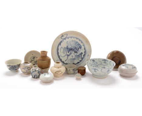 Tek Sing cargo. 1822. A group of small porcelain items form the Tek Sing cargo, comprising:- blue and white plate , 18cms, ri