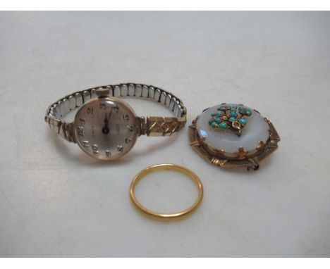 A hallmarked 22ct gold wedding ring weight 2.8g, together with a turquoise forget-me-not brooch, tested as 18ct gold weight 1