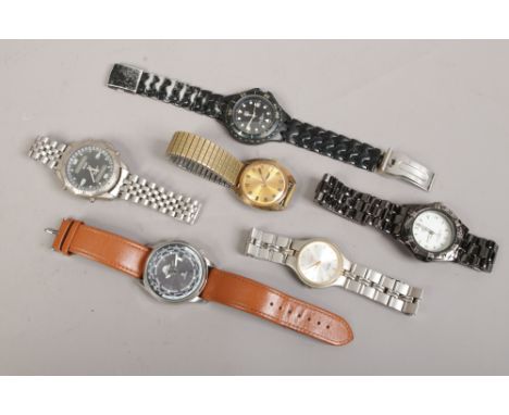 A quantity of gents wristwatches to include manual Sekonda solar power and quartz examples.