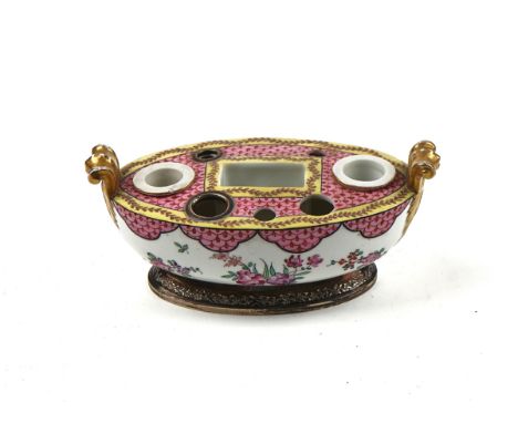 A FRENCH PORCELAIN SILVER-MOUNTED INKSTAND IN CHINESE EXPORT PORCELAIN STYLEEarly 20th centuryOval two-handled form, painted 