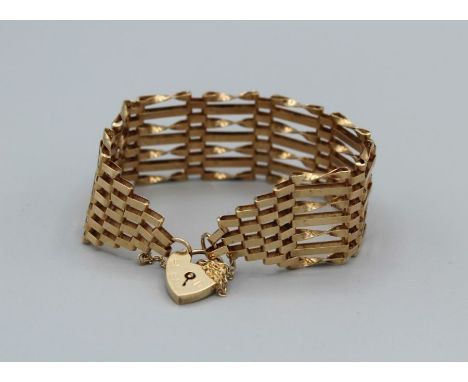 A 9ct gate bracelet with padlock clasp, 15gm approx
