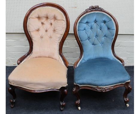 A Victorian walnut framed spoon back salon nursing chair with peach button upholstery, together with another similar chair (2