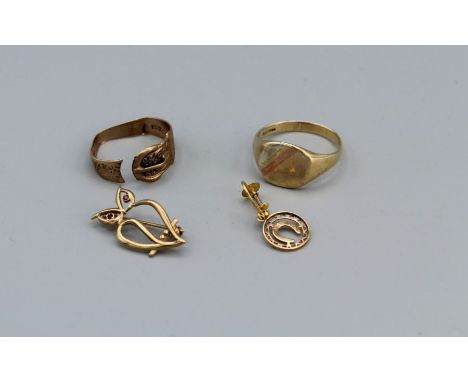 A selection of 9ct gold jewellery, comprising a gents signet ring, size Z, a buckle ring a split shank, a single screw back e