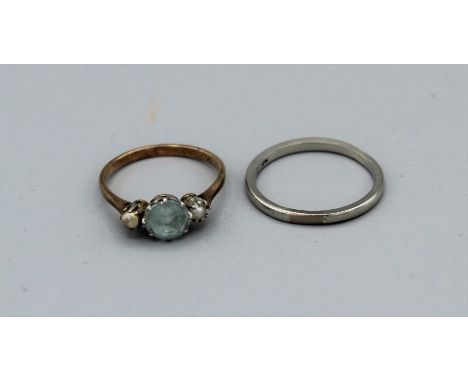 A yellow metal dress ring set with aquamarine and split pearls, claw set in white metal, size S, gross weight approx 2.7gm, a