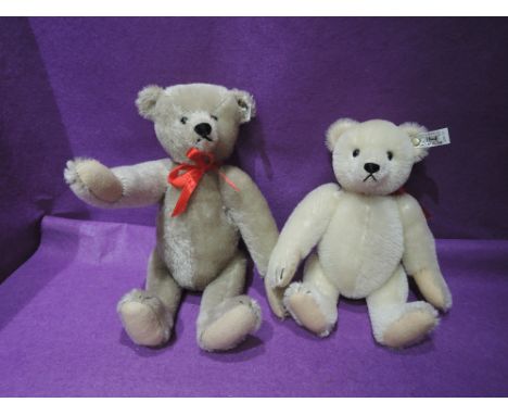 Two modern Steiff jointed bears, 1989/1990 having musical mechanism, limited edition 1132/2000, white tag in ear, height 10 i