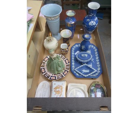 SUNDRY LOT OF CERAMICS INCLUDING PRUNUS PATTERN VASE, LUSTRE VASE (AT FAULT), CARLTONWARE, ROYAL WORCESTER AND CROWN DERBY, E